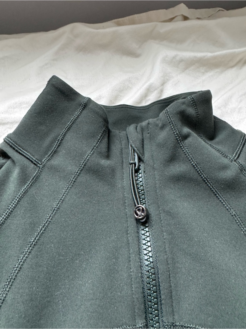 Lululemon Define Relaxed Fit Jacket in Rainforest Green, size 6 - Picture 3 of 11